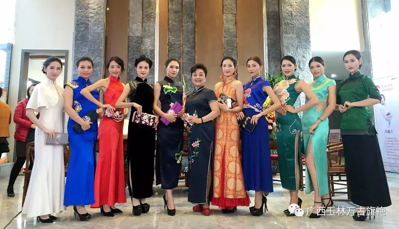礼仪教师,中国万古旗袍艺术团顾问赖桂玉老师(中)与旗袍模特们合影