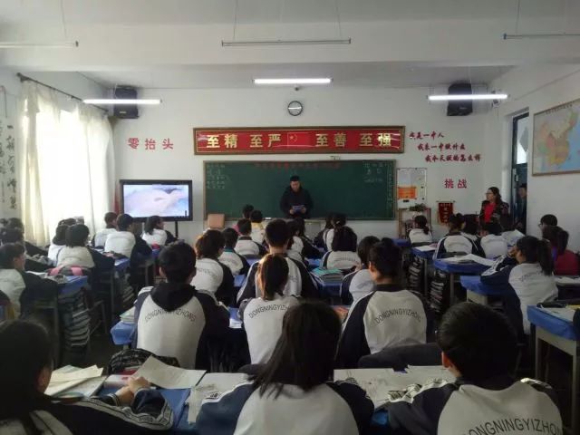 大一学生纪宪龙,回到母校东宁一中,向老师们汇报了自己的大学生活