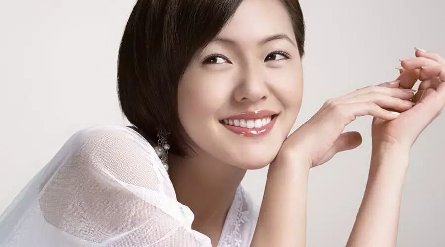 Angelababy怀孕照旧化妆工作,“生个孩子掉颗牙“的老观念也该科学对待了!-怀孕期