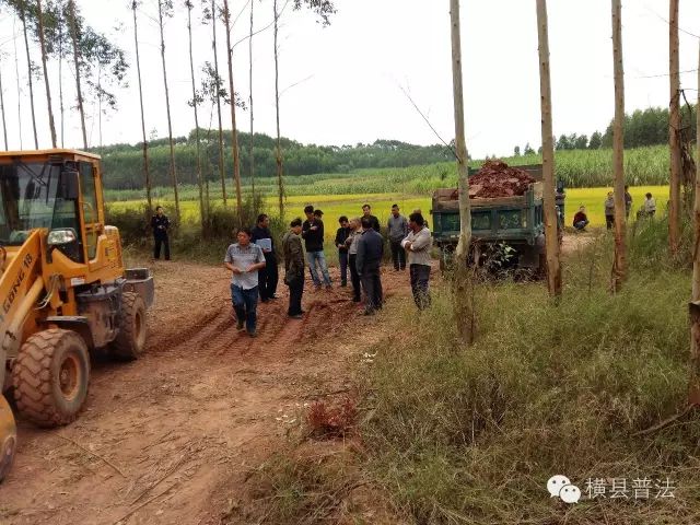 现场情况 村民一方代表为梁甲,梁乙,梁丙三人,认为施工挖土未经本村