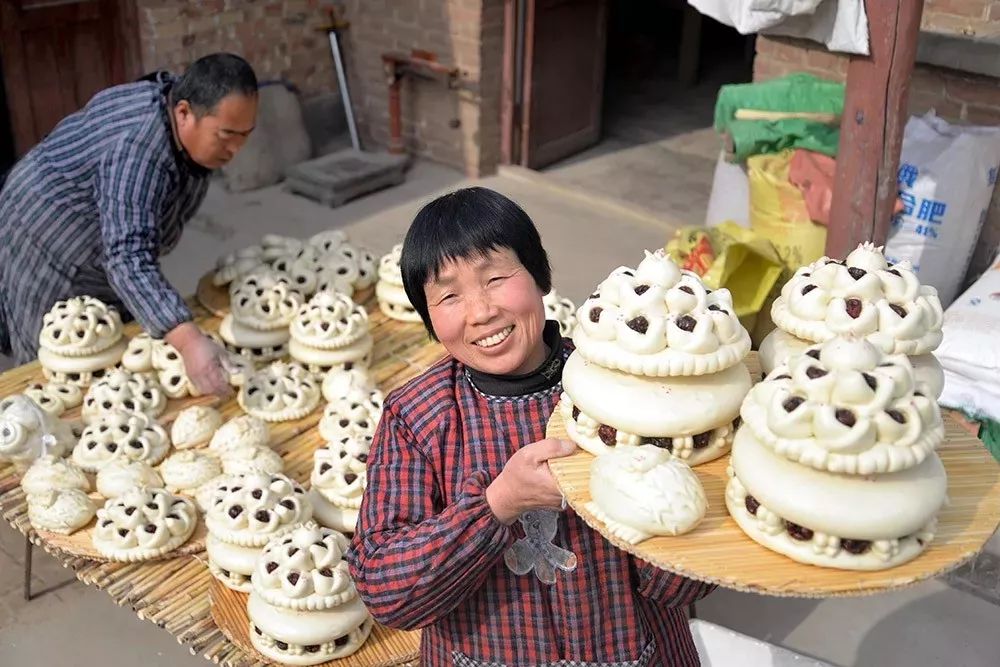 蒸馒头,蒸黏豆包,蒸好以后放到外面冻起来,过年时只要放在锅里热一下