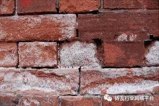 是烧结砖出现的泛白和放置在潮湿的环境,以及淋水吸水后出现的泛霜