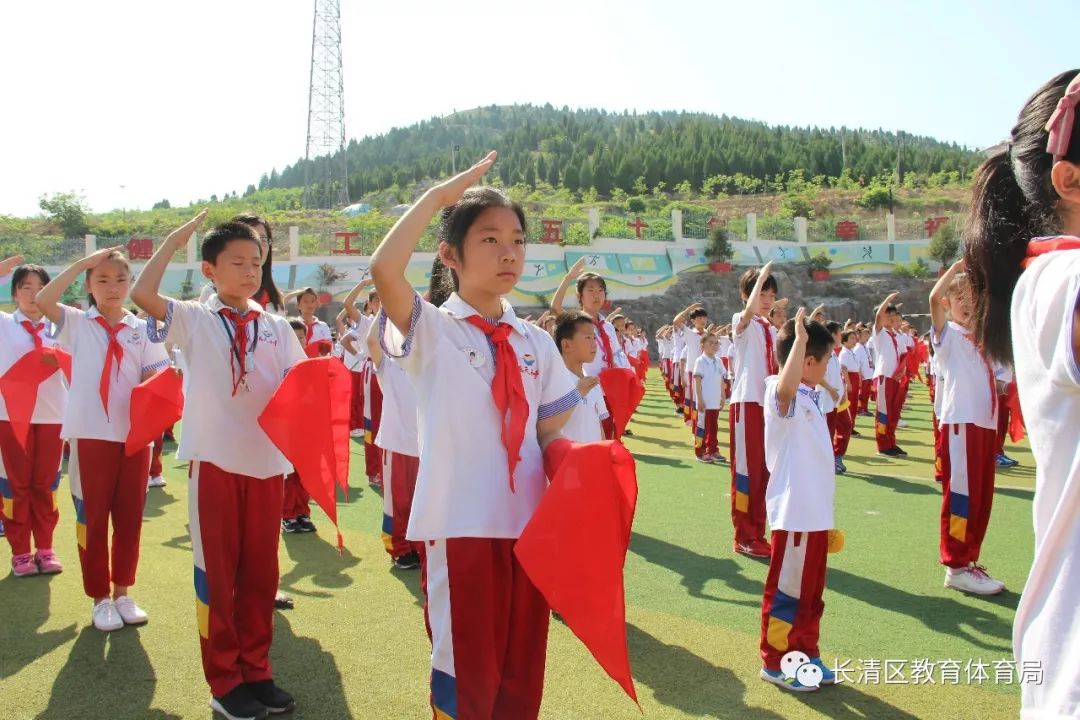 长清区乐天小学举行"争做新时代好队员"新生入队仪式