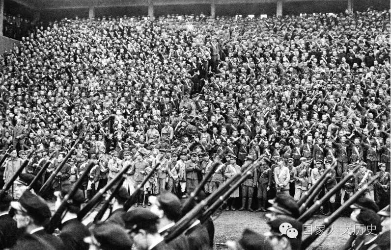 1943�꣬���ڱ������㣬�ձ���ʼ��Ա20�����ϵ��Ŀ�ѧ��ʵ��ѧͽ����ͼΪ10��21�գ����Զ��������δ���77��ѧУ��׼������ɳ����ѧ��������5����һ����У���ۼ�����������Է�������ٰ�׳�л�