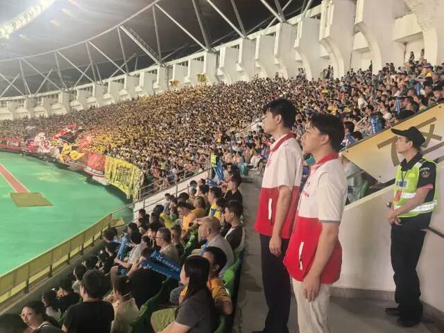 志愿者坚守赛场，准备为球迷服务。肇庆市融媒体中心记者 胡源愿 摄