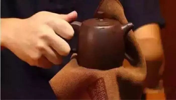 央视新闻报道紫砂黑幕:紫砂原矿少,大量造假化工原料壶流向市场,有毒!