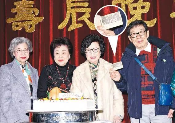 汪明荃老师梁舜燕庆86岁生日 胡枫送54年前得奖报