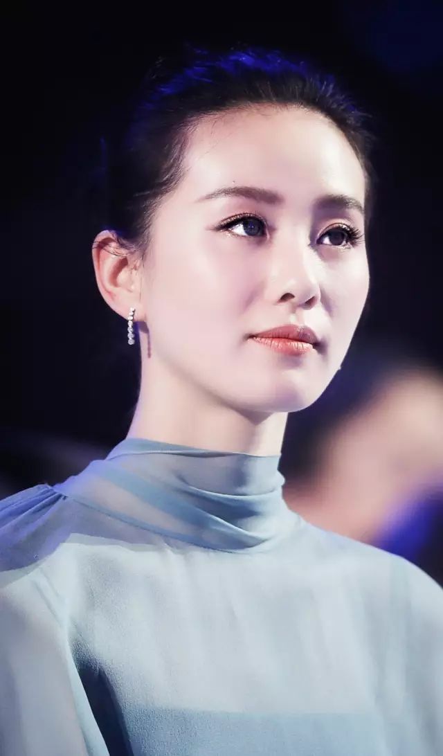 刘诗诗靠湖蓝色长裙美上热搜,其实她的南瓜色口红更吸睛