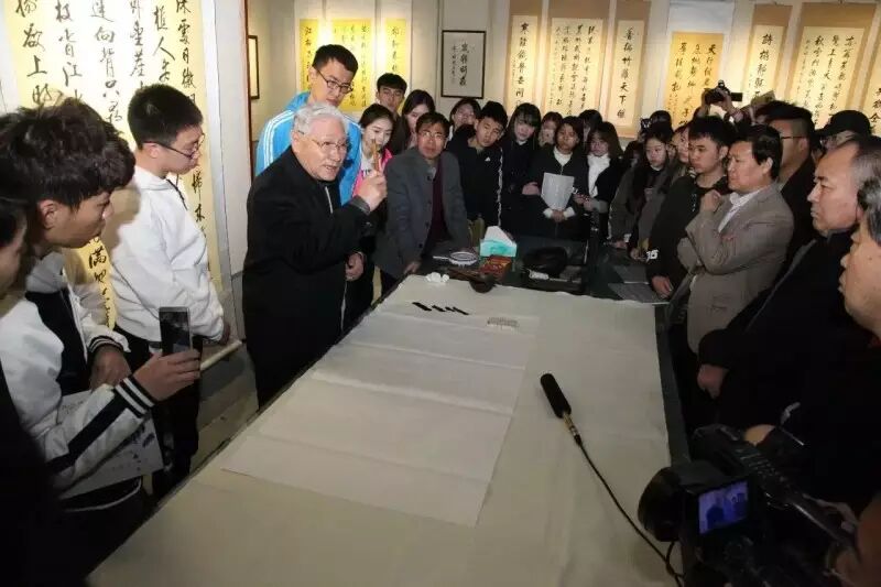 史先生在展览上讲解书法知识
