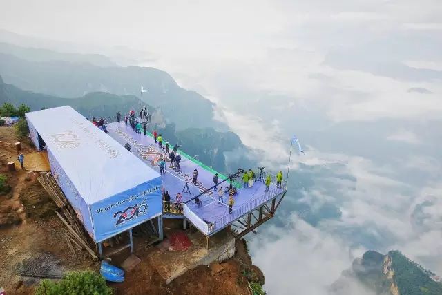 大山包国际翼装飞行!定点赛中国队第二名!高清图集送上,胆小,恐高!