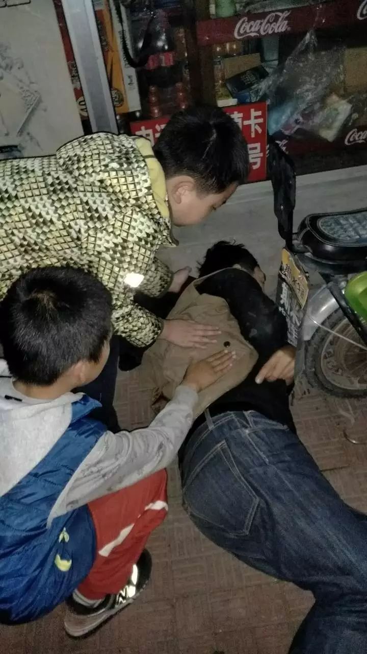 图说|醉汉倒地不起,顺义这两小学生看到后