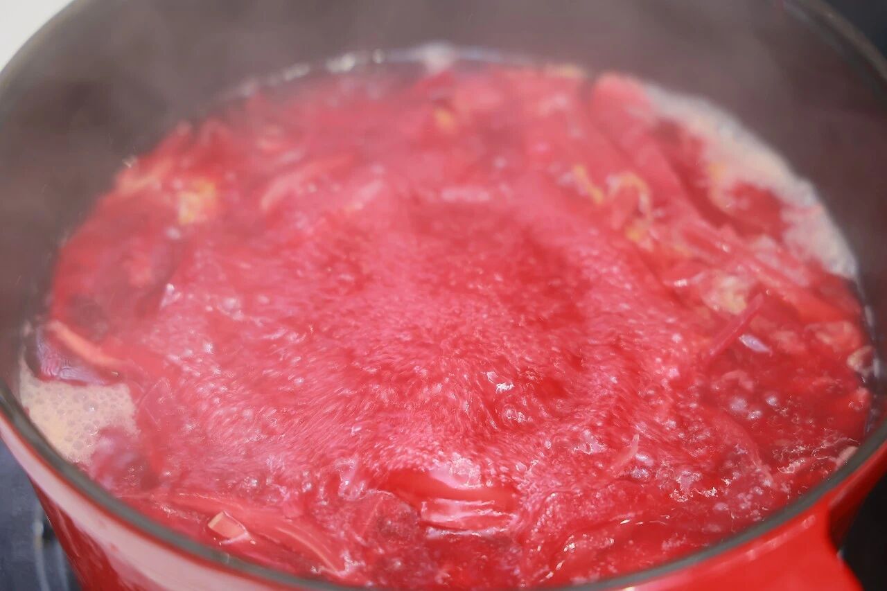 红菜头酸菜汤，让肠胃更舒适！