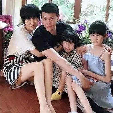 陆毅两个女儿都上小学了,小叶子瘦成贝儿,贝儿瘦成校花级美少女