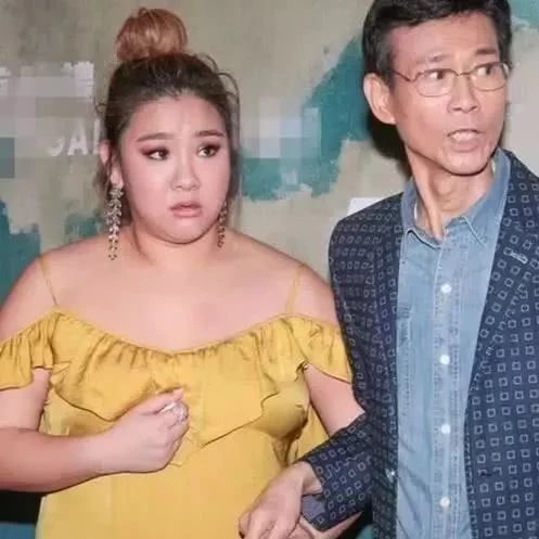 70岁郑少秋与女儿郑欣宜同台又亲又抱,大家注意力却放在第5张