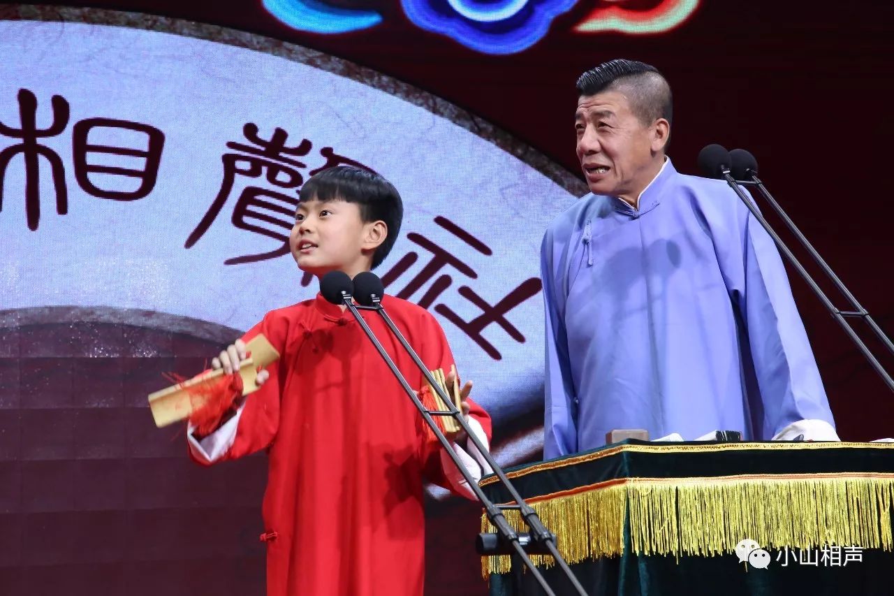 九十年代初,他叩拜相声名家李文山为师.专业从事相声表演艺术.