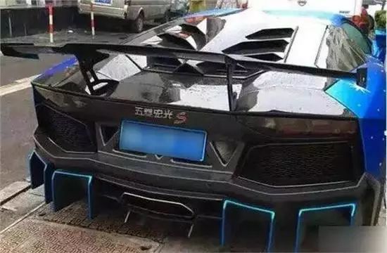 两个m重叠的车标是什么车_奔驰车标在车头那个是奔驰什么车_suv后备箱上车标是r字是什么车