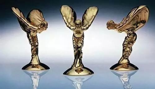 两个m重叠的车标是什么车_奔驰车标在车头那个是奔驰什么车_suv后备箱上车标是r字是什么车