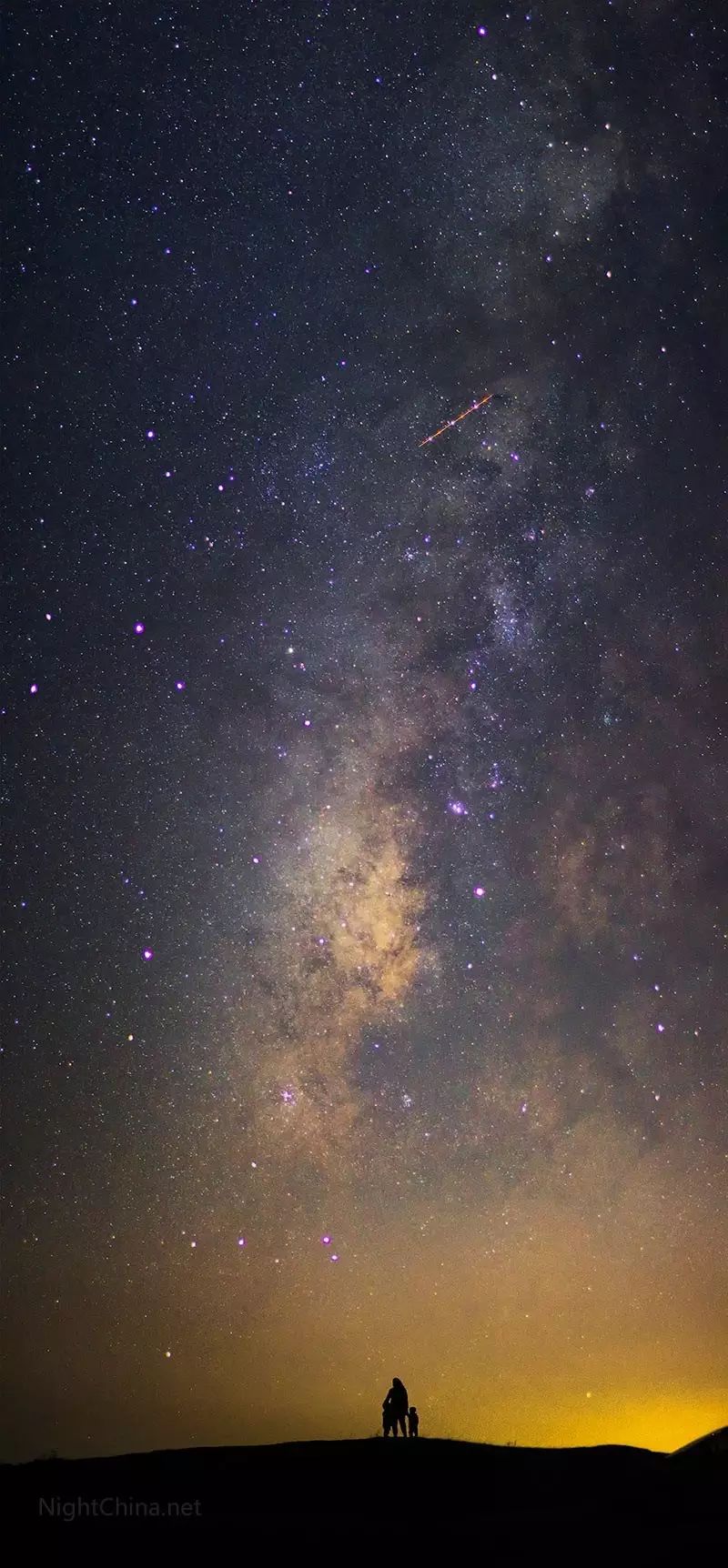 宇宙苍穹之下,人不过是沧海一粟,匆匆过客,显得分外渺小.