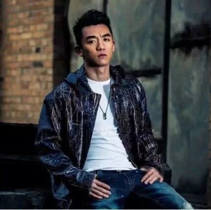 郑恺初中照片被疯传,年少时好成熟,整容与否一眼就看明白!