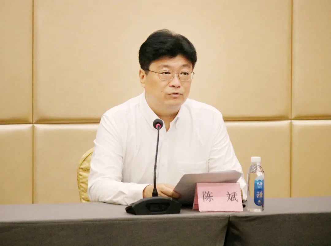 商品与装备分会秘书长陈斌向媒体通报了2020中国特色旅游商品大赛的