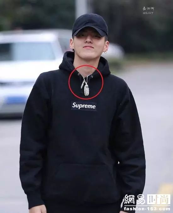 尴尬万分!吴亦凡馀文乐数十万的羽毛项链 王思聪爱犬也在戴
