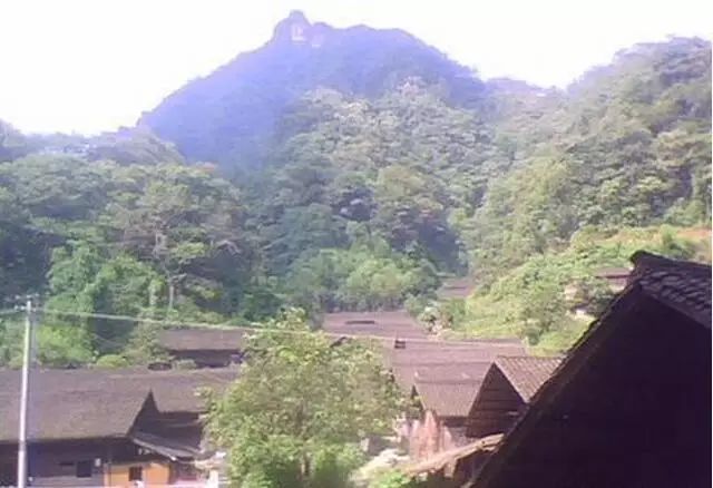 吉首市矮寨镇坪年村定点跳伞求生绝地图片