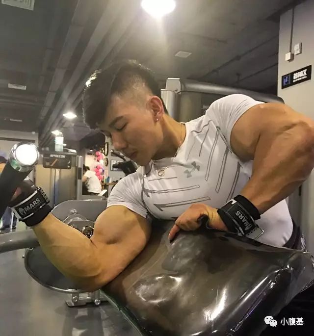 小编说他是健身达人,一点都不夸张吧~ 秀肌肉时间到了 健身这种事情