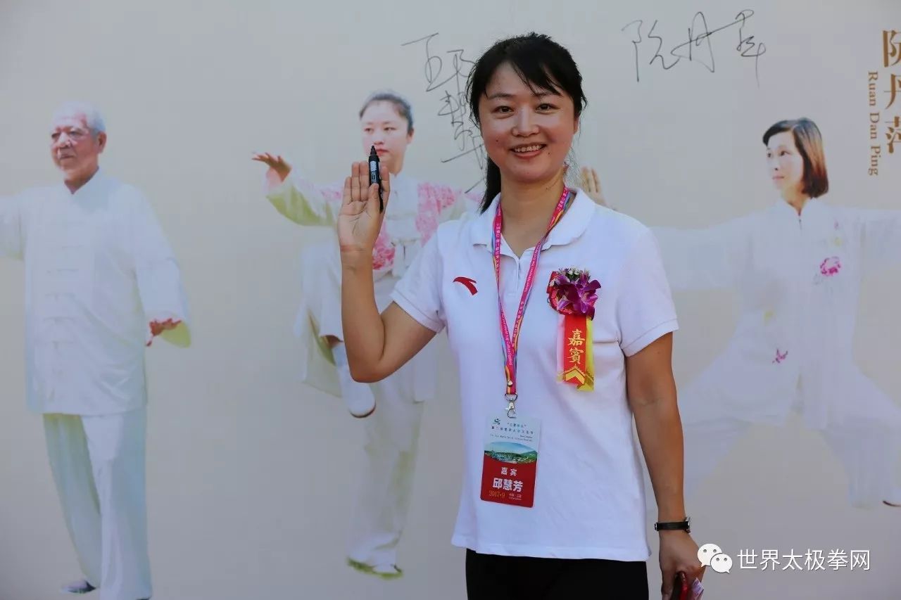 (世界太极冠军邱慧芳女士走太极红毯)