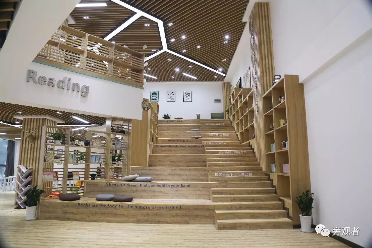 每层图书馆的上下阶梯是学生们最常经过的地方,每次到馆的新书,将在