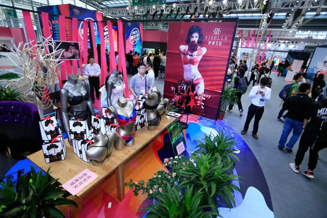 2018siuf丨京东网红空降深圳 直播走秀嗨翻内衣展!