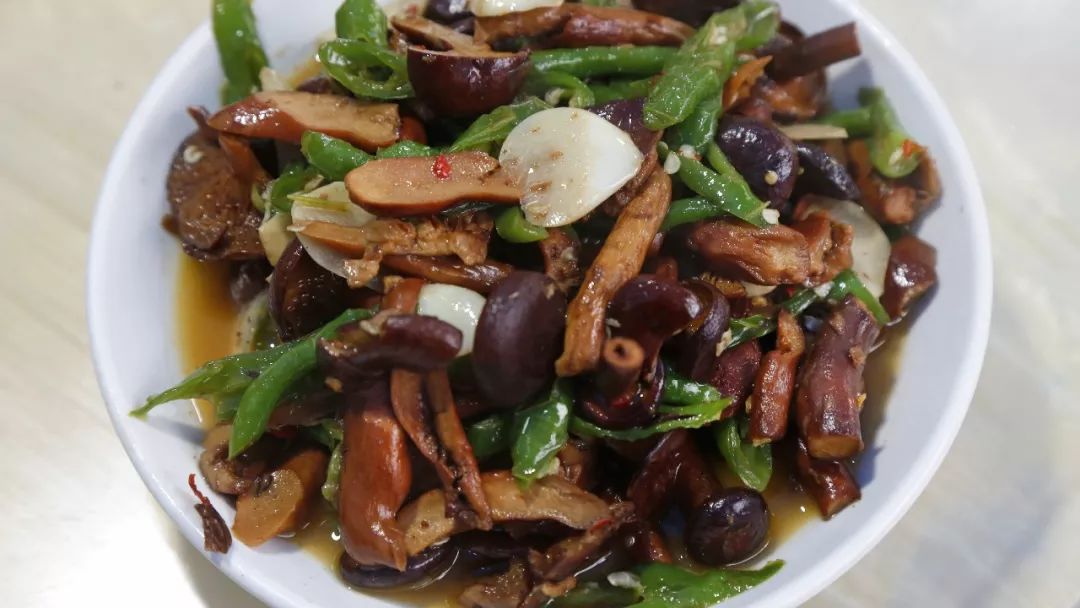 爬上了各大菜市场的摊位,保山人吃菌有一套,凉拌干菌子,油鸡枞,炒菌子