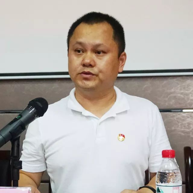 漳州团市委副书记高国亮主持会议 会议邀请了我市出席团十八大的三位