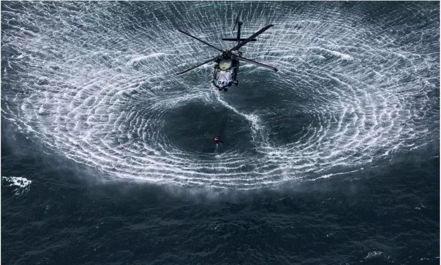 海面上的直升机