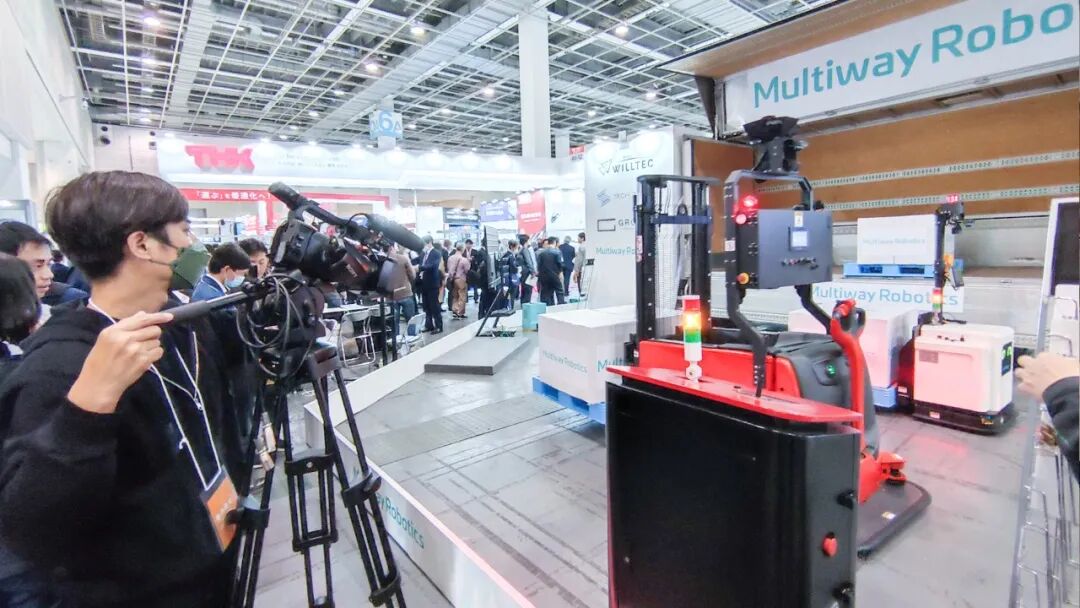 北京网安在线机器人 日本关西物流展 (3).jpg