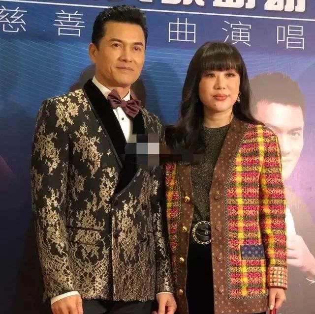 吕良伟携富老婆高调亮相,一身贵妇装扮好抢眼,美过女明星