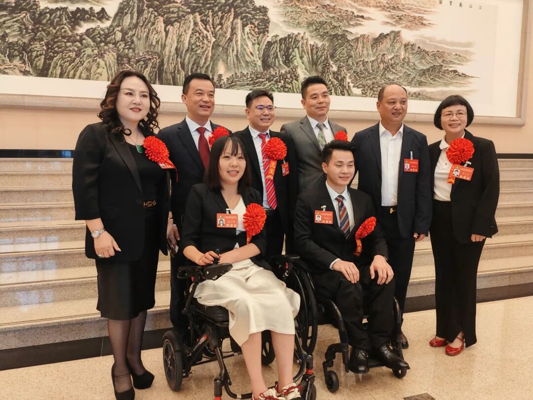 曾建强在北京（后排左三）。受访者供图