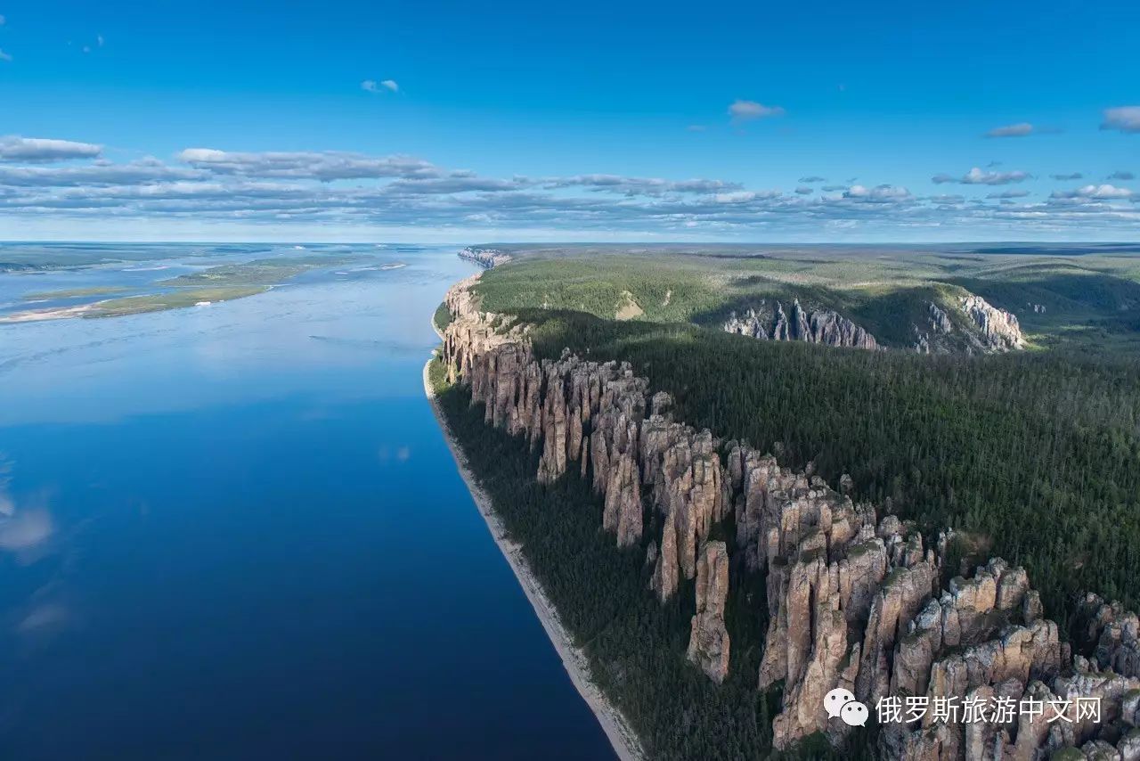 克罗诺基火山位于堪察加半岛,外观极像富士山.