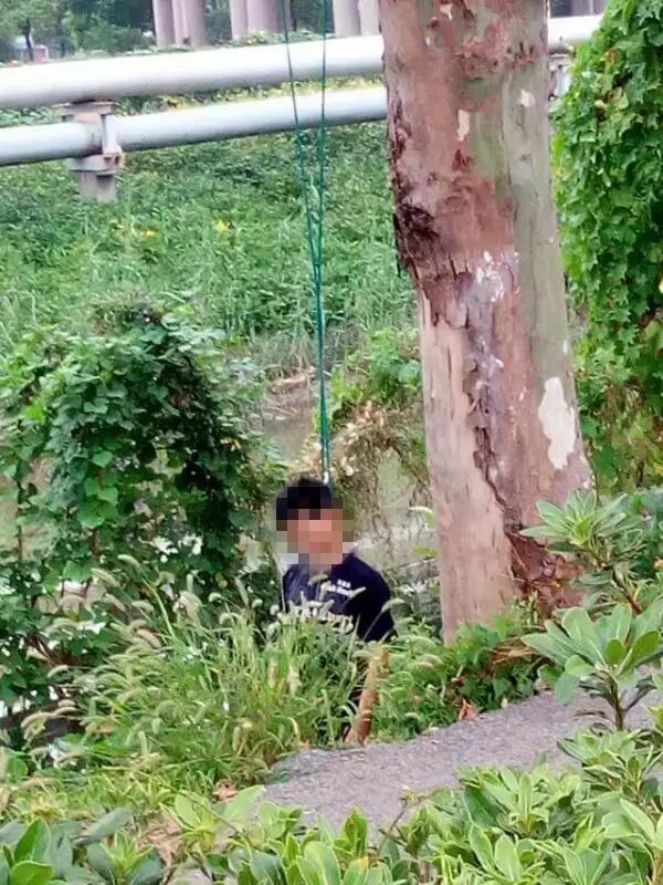 我局接群众报警称姜八路路边有人上吊,立即派出警力赶至现场开展工作