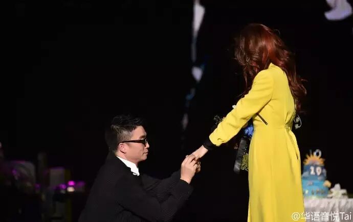 张靓颖冯轲意大利大婚;AKB48两17岁少女触禁爱令,星途堪忧?乔振宇妻子二胎生女-怀孕期