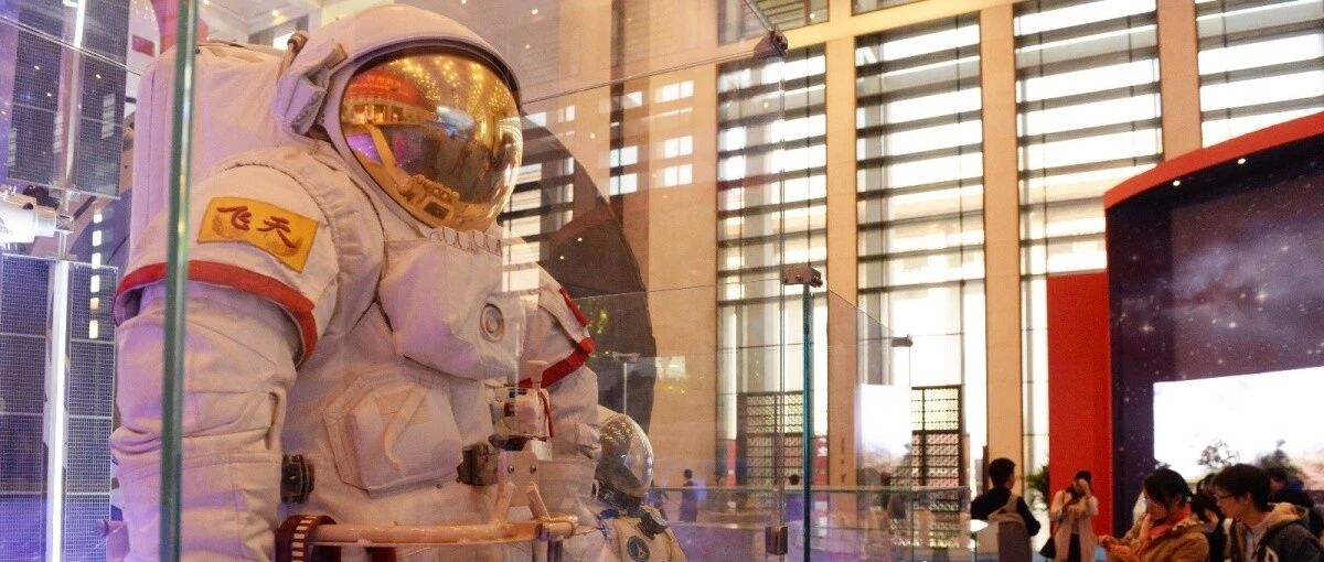 国博看展人挤人 来这里一睹“伟大的变革”