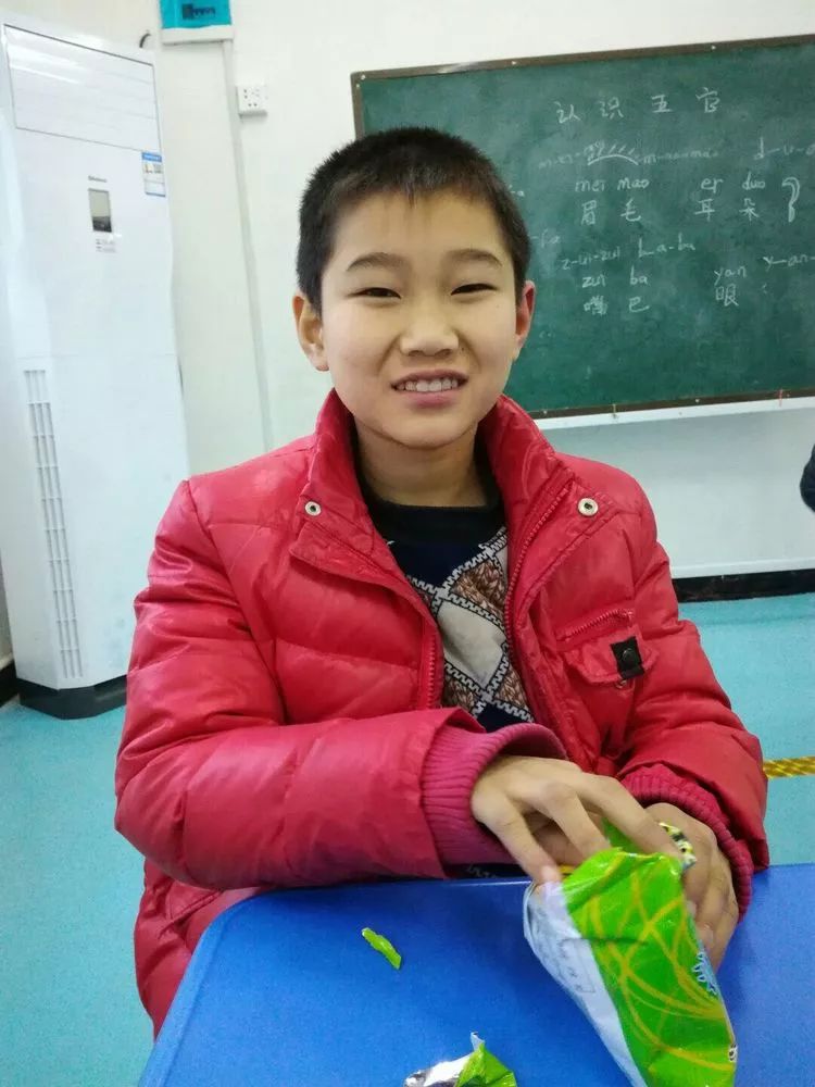 智力障碍学生,自自闭症儿童学习认字和数字(河南漯河残疾儿童学校)