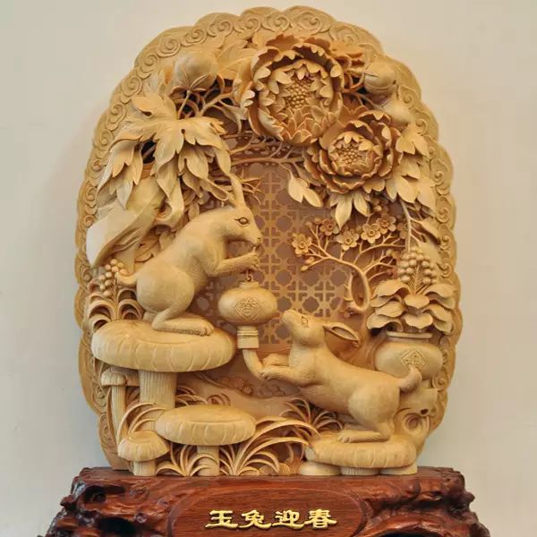 除了有着价值不菲的木头,还有着陆光正和其它艺术家所创作的木雕作品