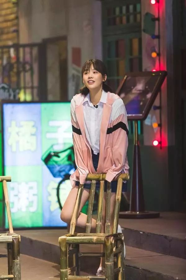 海报时尚网独家策划栏目「潮我看齐」独家拍摄马思纯 她是《左耳》里个性张扬放肆且敢爱敢恨的青春少女;也是《将军在上》里英俊潇洒且武功高强的英武女将军;还是《七月与安生》里善良却又反叛的优等生。如此善变的她却一直保持着一颗热爱表演,热爱生活的心。她就是本期海报时尚网独家策划栏目「潮我看齐」的主角马思纯,海豹君有幸与马思纯相约在重庆,快来一起走进马思纯的故事世界吧。 作为《我是大侦探》的死忠粉,海豹君最近被马思纯圈粉了。不仅是装扮惊艳,更多的是马思纯的在其中的表现。 在海豹君得知《我是大侦探
