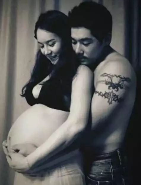 红过了,可能是出于没多大野心,2011年刘荷娜与韩国棒球手李容奎结婚了