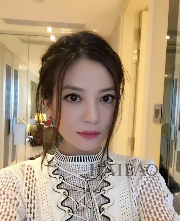脸型比较宽的赵薇,很容易就变成大饼脸,以下几款发型其实都想用刘海