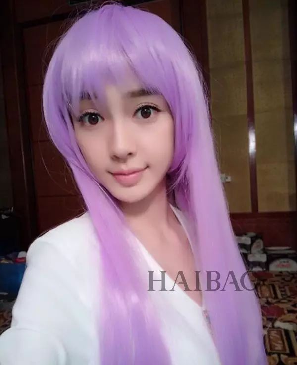 angelababy的紫色二次元假发配上同色系的眼影也是美到酥.