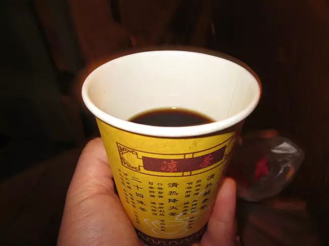 许多人在饱食夜市街香酥脆口的小吃后,会拐到这里来喝上一杯凉茶,清凉
