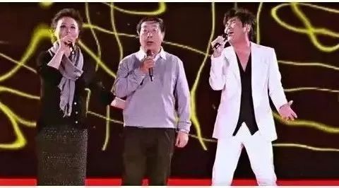 孙楠与父亲和姐姐同台演唱《我爱你中国+鸿雁》,实在太精彩了!