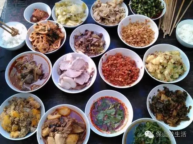 的云南乡村的土猪宴味道才算正宗,吃的不仅是一桌热腾腾的"全肉宴",更