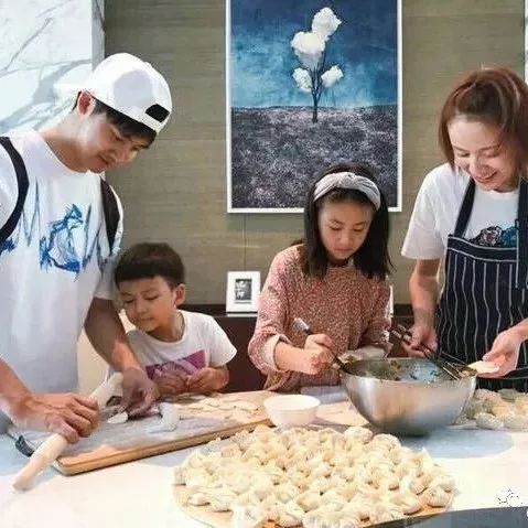 田亮叶一茜一家四口包饺子,一张挂画曝光豪宅奢华等级!